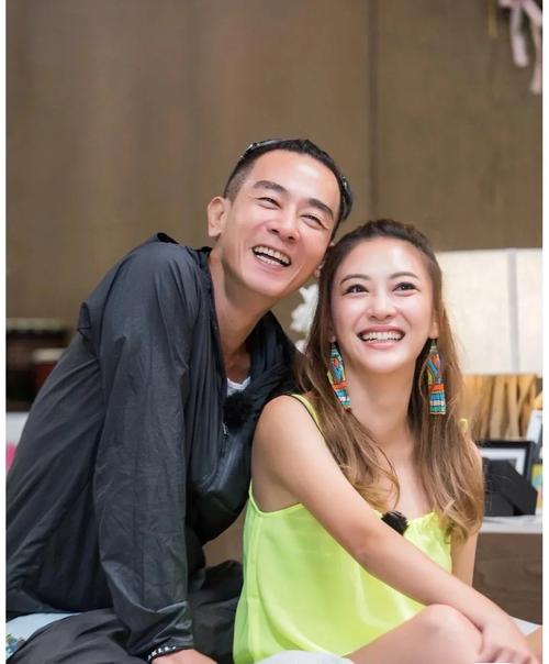 应采儿和陈小春多少岁(应采儿跟陈小春年纪)