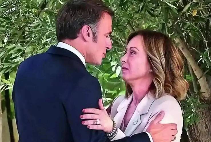 马克龙与他的妻子(马克龙与他的妻子有孩子吗)