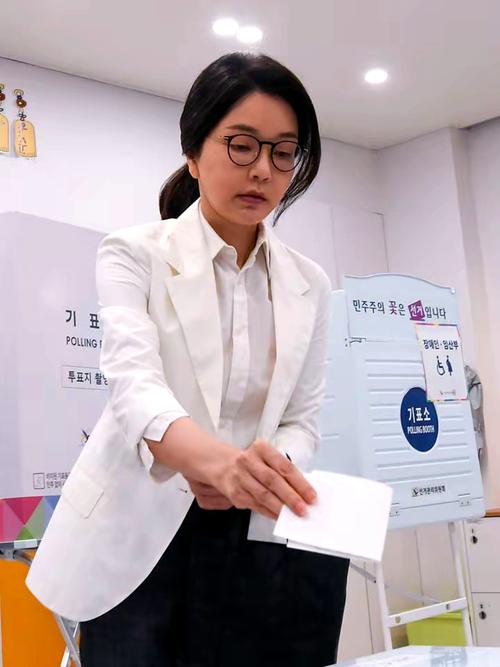 金建希的容貌变化过程视频(金希澈建熙)