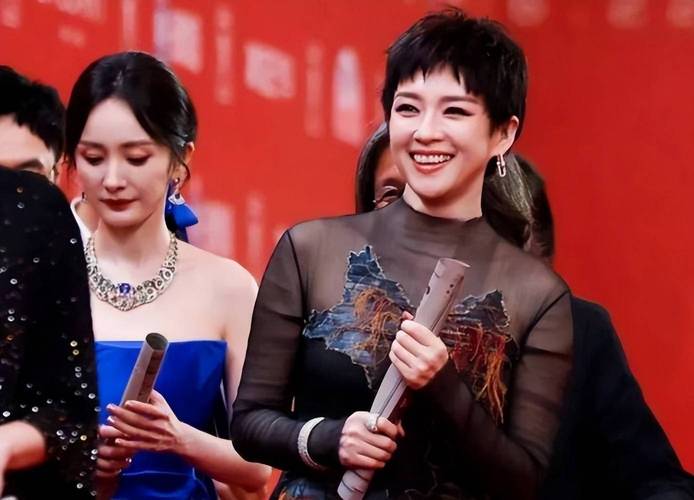 杨幂感谢章子怡:姐很照顾我(章子怡杨幂同台图片)