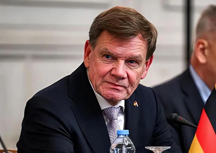 马克龙确诊后首次亮相(马克龙新闻)