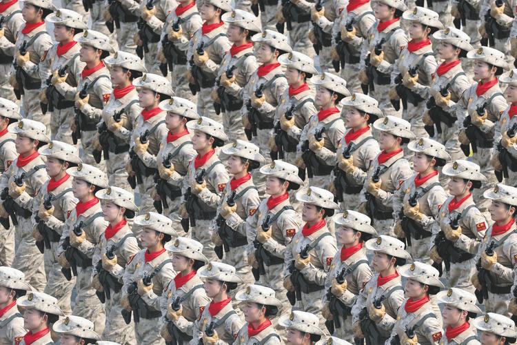 国庆70周年大阅兵女民兵方队分列式视频(国庆70周年阅兵式上,女兵方队亮相阅兵场把画面写具体)